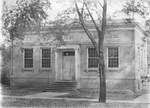 black and white photo of New London Public Library 1916